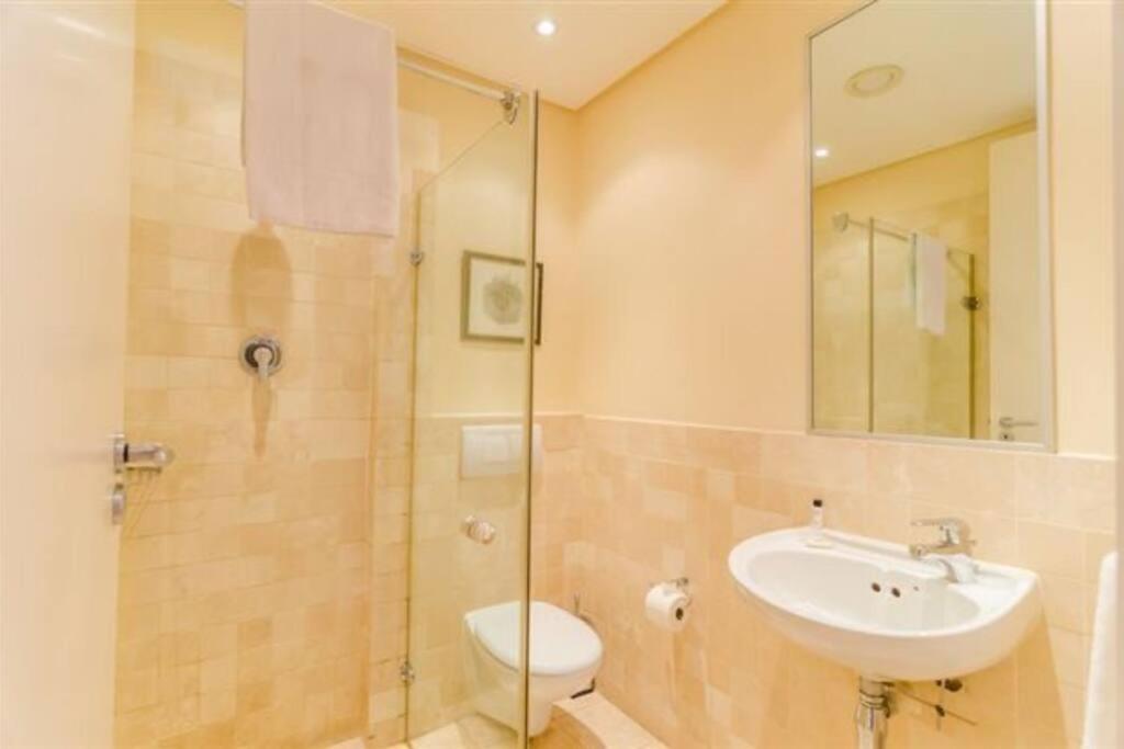 Parama 003 Secure, Luxurious Waterfront Apartment Cape Town Bagian luar foto