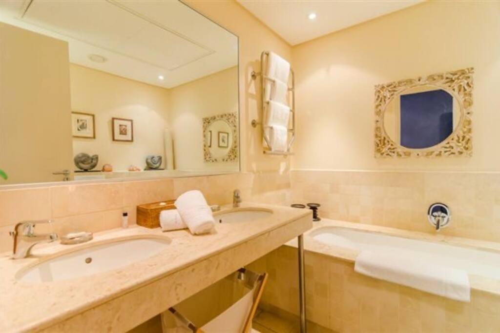 Parama 003 Secure, Luxurious Waterfront Apartment Cape Town Bagian luar foto